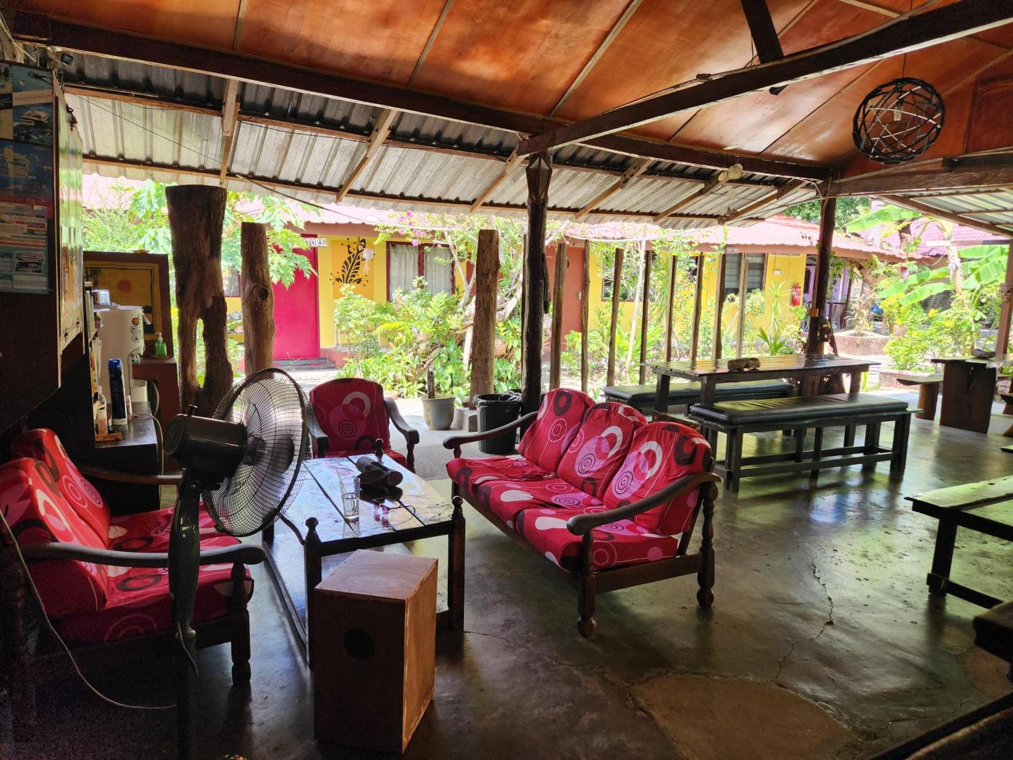 Gecko Guesthouse Pantai Cenang  Exterior foto